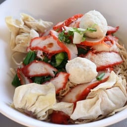 บะหมี่เกี๊ยว หมูแดง ลูกชิ้น