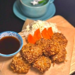 หมูทอดสีทอง ฮงกิมเฮง (ข้าวหมูก้อนทอดกรอบ)