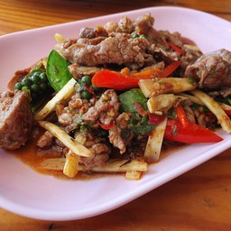 ผัดเผ็ดเนื้อเป็นกับ