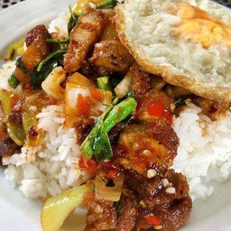 ผัดพริกแกงหมูกรอบ