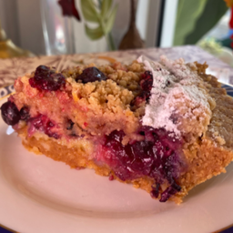 Mix berry crumble pie