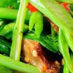 คะน้าหมูกรอบ