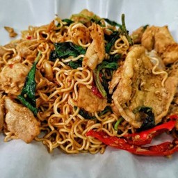 กระเพราหมูชิ้นมาม่า