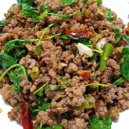 กระเพราเนื้อสับ ราดข้าว