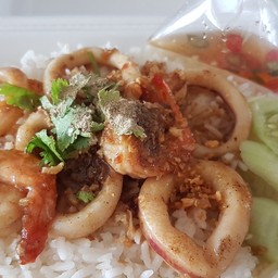 กุ้งหมึกกระเทียมพริกไทย