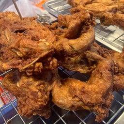 ไก่ทอดเจดีย์โคะ ลูกชิ้น+ไส้กรอกเบทาโกรนึ่ง