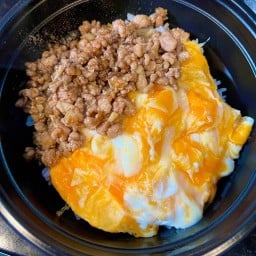 ข้าวหมูสับผัดกระเทียมไข่ขยี้
