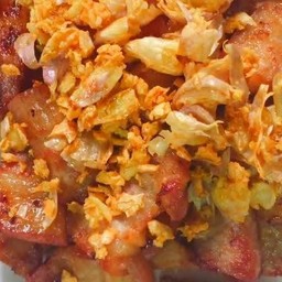 ข้าวราดหมูทอดผัดกระเทียม