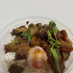 ตอข้าว กระเพราพริกแห้งเนื้อสับ หมูกรอบ หมูสับ