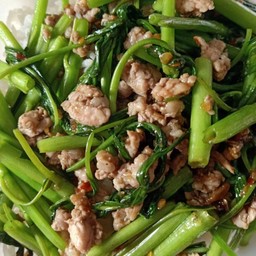 ผัดผักบุ้งหมูสับ ราดข้าว