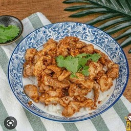 ข้าวราดหมูทอดกระเทียมไข่ดาว