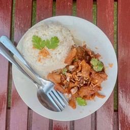 หมูเจียงฮายผัดกระเทียม ราดข้าว