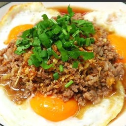 ไข่ดาวทรงเครื่องหมูสับ ราดข้าว