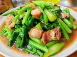 คะน้า หมูกรอบ