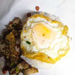 หมูกรอบคั่วพริกเกลือราดข้าว + ไข่ดาว
