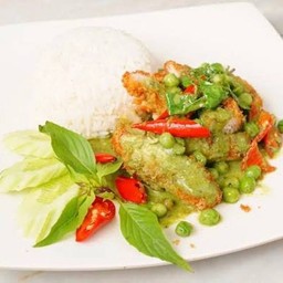 ข้าวหน้าไก่ทอดกรอบแกงเขียวหวาน