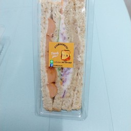 แซนวิชสุขภาพไส้กรอกทูน่า แบบสามเหลี่ยม