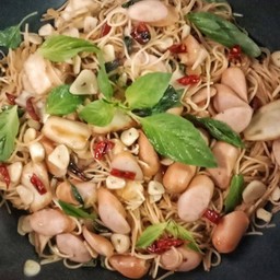 สปาเก็ตตี้ผัดพริกแห้งไส้กรอก