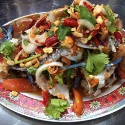 ยำปูม้ากุ้งสด