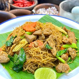 เส้นหมี่ผัดซีอิ้วไก่