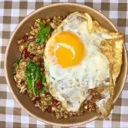 ข้าวกระเพราหมูสับไข่ดาว