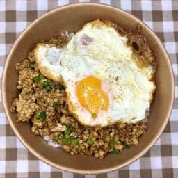 ข้าวหมูสับทอดกระเทียมไข่ดาว