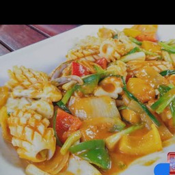 ปลาหมึกผัดไข่เค็มราดข้าว