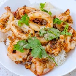 ข้าวราดหมึกทอดกระเทียม