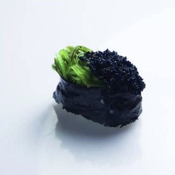 ซูชิยำสาหร่ายไข่กุ้งดำ