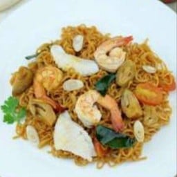 มาม่าต้มยำทะเล (ผัดแห้ง)