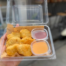 นักเก็ตไก่ ซอสเลือกได้ 2 อย่างเลยจ้า ทอดใหม่ร้อนๆคะ