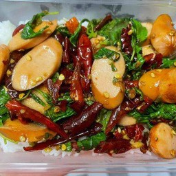 กระเพราใส้กรอกหมูสับ