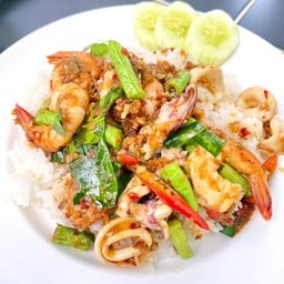 ข้าวราดผัดพริกแกง ถั่วฝักยาว