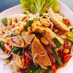 ยำขนมจีนใส่หมูยอปลาร้า