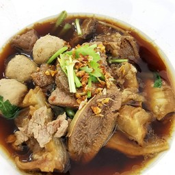 ก๋วยเตี๋ยวเนื้อรวมพิเศษ (特色混合牛肉麵)