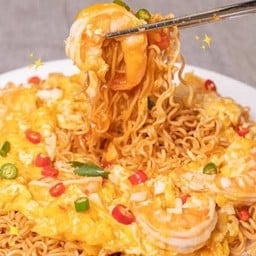 มาม่าไข่ข้น (หมูสับ ,กุ้ง ,ปลาหมึก,ไส้กรอกรมควัน)