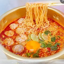 มาม่าเย็นตาโฟ (หมูเด้ง+ไข่)