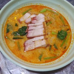 บะหมี่ต้มยำหมูกรอบ