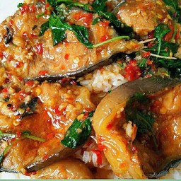 ผัดเผ็ดปลาดุกราดข้าว