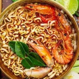 มาม่าต้มยำ (กุ้งหรือปลาหมึก)