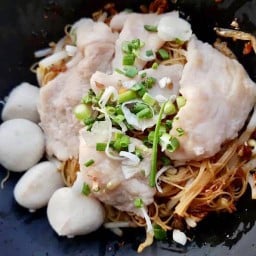 เส้นหมี่แห้งลูกชิ้น หมูสด