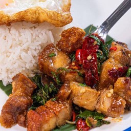 กะเพราหมูกรอบขุนช้าง