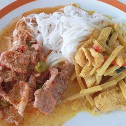 ชุดขนมจีน+แกงคั่วไก่หน่อไม้+พะแนงหมู