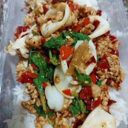 กระเพราหมูสับปลาหมึก