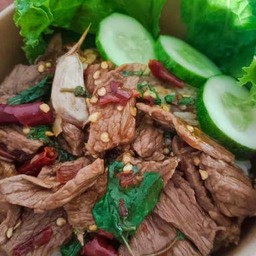 กระเพราเนื้อชิ้น