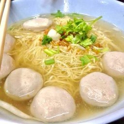 เส้นหมี่ลูกชิ้นน้ำใส