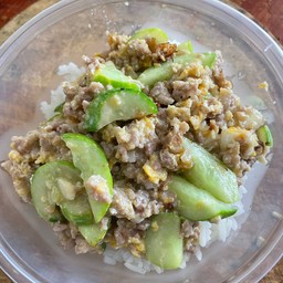 ข้าวแตงกวาผัดไข่หมูสับ