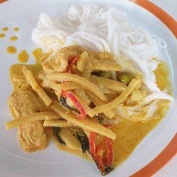 ชุดขนมจีน+แกงคั่วไก่หน่อไม้