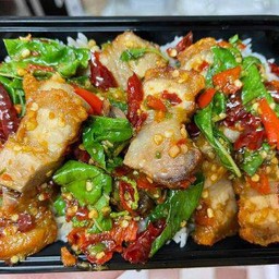 กระเพราหมูกรอบ