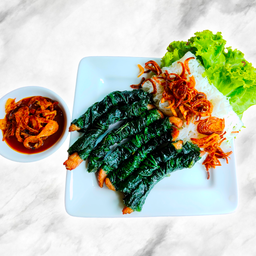 หมูทอดใบชะพลูพร้อมเส้นหมี่